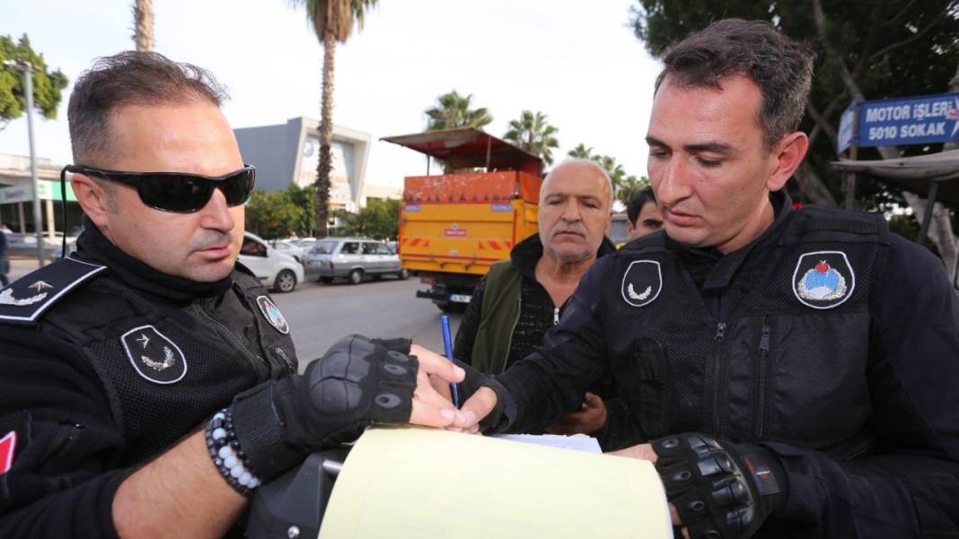 Kepez’de Kapsamlı Gıda ve İşgal Denetimi: Kaldırımları İşgal Edenlere Yaptırım Uygulandı! 8